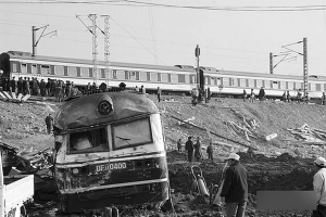 经核查,"4·28"胶济铁路事故发生时,5034次列车上有乘客1620人,乘务员