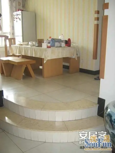 说完了遗憾说亮点,错层台阶的处理是其中的一个亮点,造型的设计以及