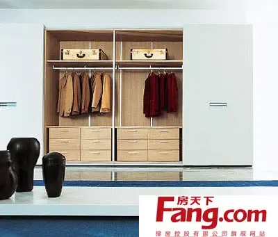 年底大扫除被全家的衣服逼疯？嵌入式衣帽间3步开挂，3000块搞定把堆积如山的衣物塞进“隐形巨胃”！