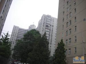 东直门南大街一居室,全南向,一室一厅,有电梯。