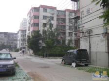 红旗家属院一层三居室,出行便利,环境好