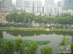 亮马河畔三里屯北小街正规的三居室河景房