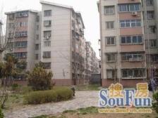 火车头体育场旁,精装修两室,户型方正,采光好。