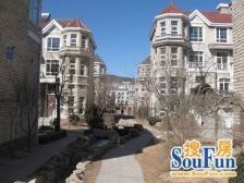 门口就是海滩的别墅 无坡 有南园 带车库挑空客厅