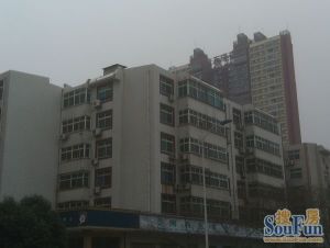 万达广场,中间楼层,大两室,诚心卖,随时看
