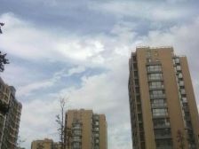 此房南北通透,客厅方正,两梯两户小高层拎包入住