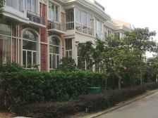 联排别墅,小区一路之隔就是体育公园,位置优越