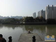 满五年税费少,阳光好到炸裂,阳台很大,安静居住舒适