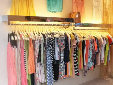 小型服装店陈列效果图