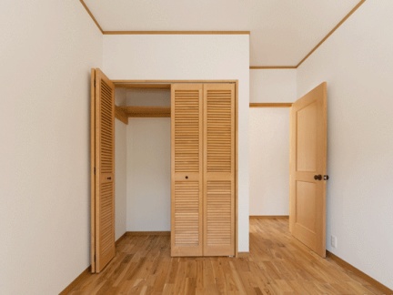 日式家装卧室木门效果图