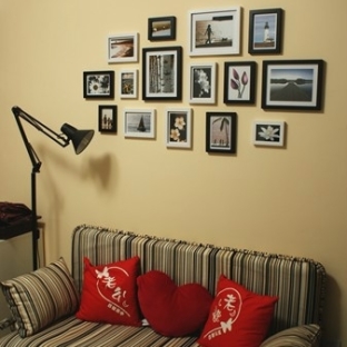 黑白的客厅照片墙效果图