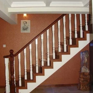 室内简约木制楼梯图片