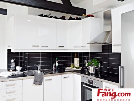 厨房黑色瓷砖白色橱柜装修效果图欣赏