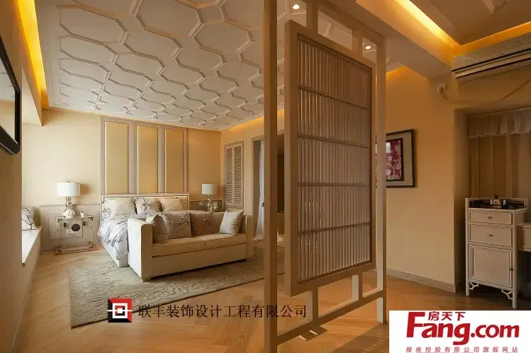 主卧室木屏风隔断装修效果图
