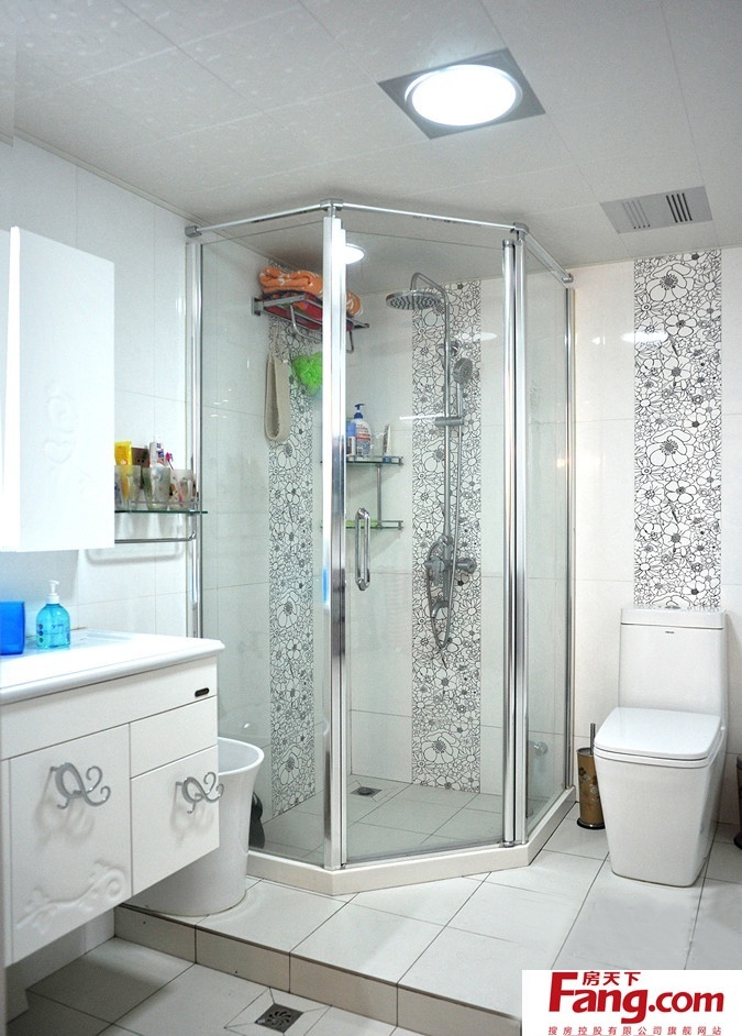 现代风格卫生间淋浴房装修效果图