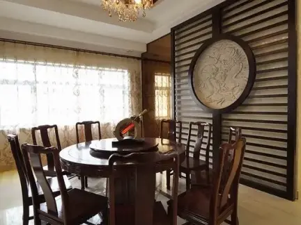 现代中式餐厅木质吊顶效果图