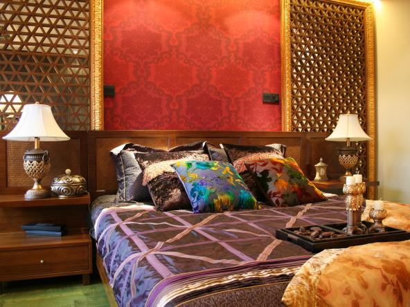 东南亚风格的装饰接近大自然的设计,鲜艳的色彩,原木的家居,布艺的