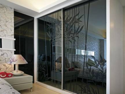 现代风格四居室卧室玻璃移门衣柜装修设计