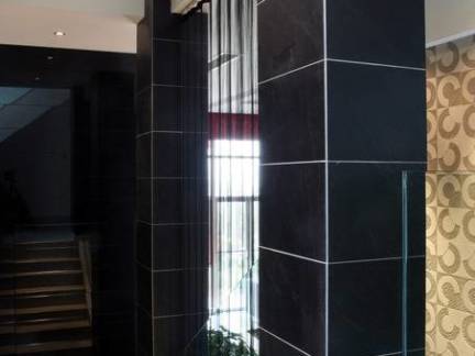 走廊方形柱子黑色大瓷砖装修效果图