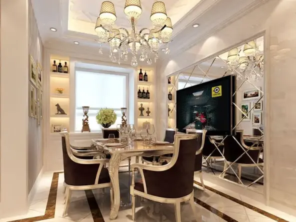 跟客厅同步的奢华灯池，精美的水晶吊灯凸显欧式风格，用镜面做餐厅背景，空间感更大气，窗边定制餐边酒柜，使用更合理舒适。