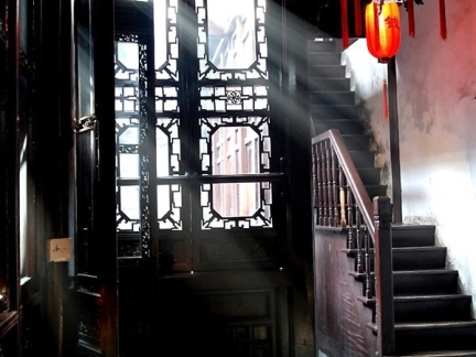 中式古典黑色实木折叠门装修效果图