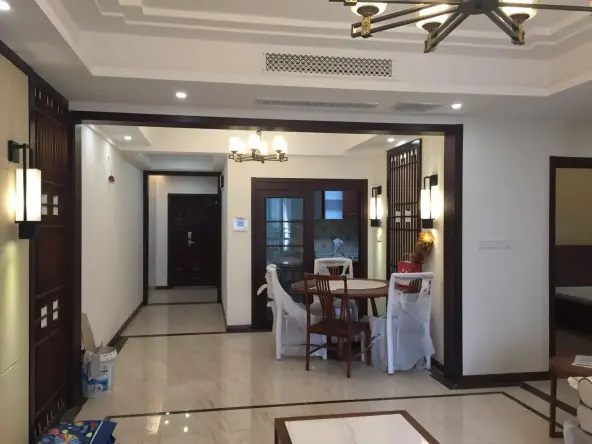客厅和餐厅用黑色木质边框和地面的瓷砖边带铺贴来划分空间,餐厅背景