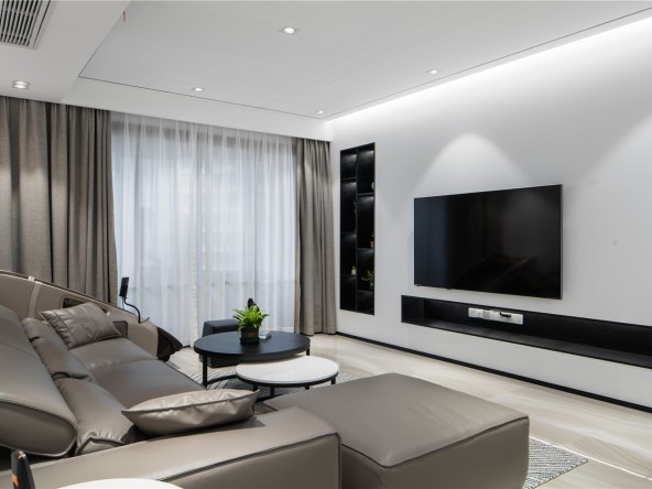 客厅电视背景墙使用最常规的白墙,简洁大方.