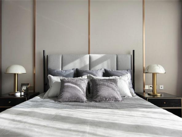 床头背景做了硬包,框体用玫瑰金色不锈钢收边,让简单的卧室空间更具有