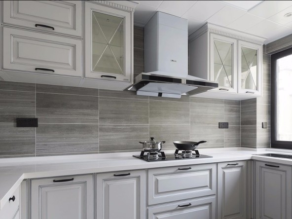 定制的吊柜,柜子是也是白灰色的,干净整洁,白色的设计使整个厨房看