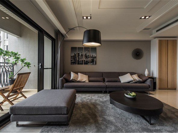 客厅与阳台通过推拉门区分,灰色漆的背景墙搭配深灰色布艺沙发,地毯