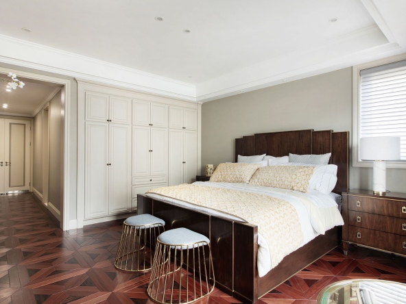 卧室,沿用深色地板家具,浅色墙壁搭配,明媚心情/219平/美式轻奢风格