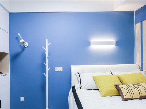 次卧空间都比较合适,这边背景墙的蓝色墙面,简单又有装饰效果,衣柜做