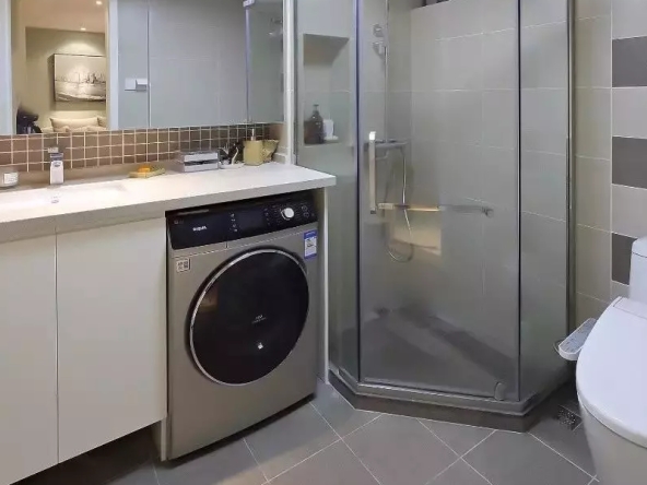 洗衣机也被嵌在了洗手台之中,更省空间也方便排水.