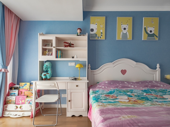 儿童房的颜色比较鲜艳,为了给孩子营造色彩感,儿童房里用蓝色和粉色