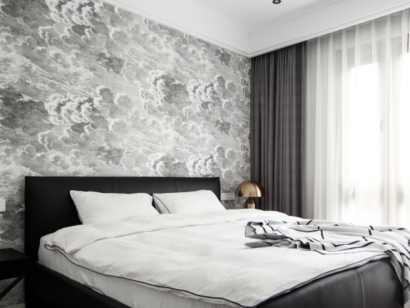 卧室灰色云朵花纹面饰墙面处理,搭配深色床头,非常成熟稳重的搭配.