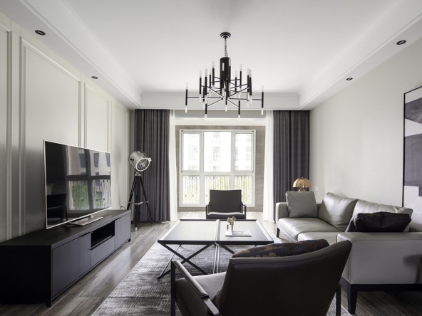 客厅整体简洁大气,以白色灰色为主色调,搭配深色美式家具,层次分明,有