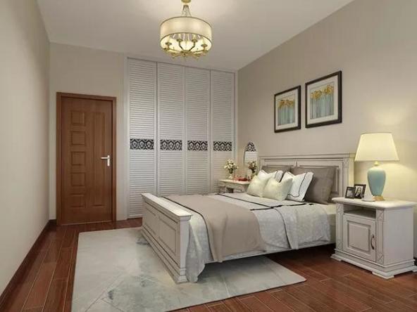 次卧的浅色床品与墙面,床柜相搭配,木门与地板颜色相呼应,隐藏的白色
