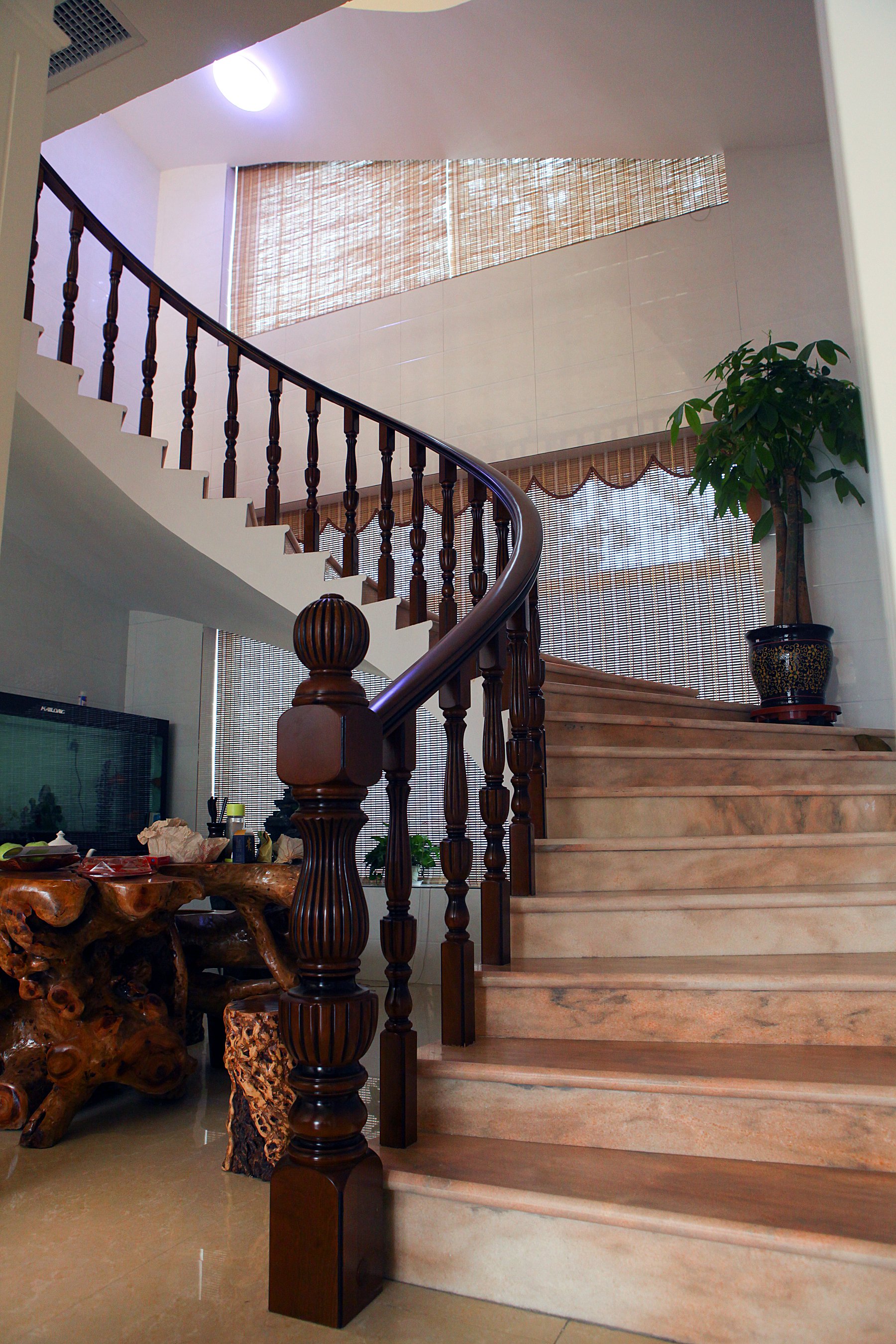 旋转楼梯直通三层,磅礴之势难以言表,楼梯间主要设置茶座,搭配绿植和