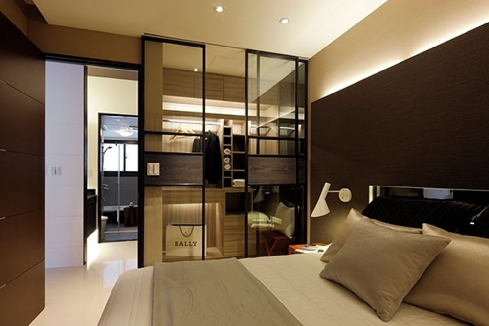 卧室的衣柜是业主和设计师一起挑选的,玻璃式的衣柜.