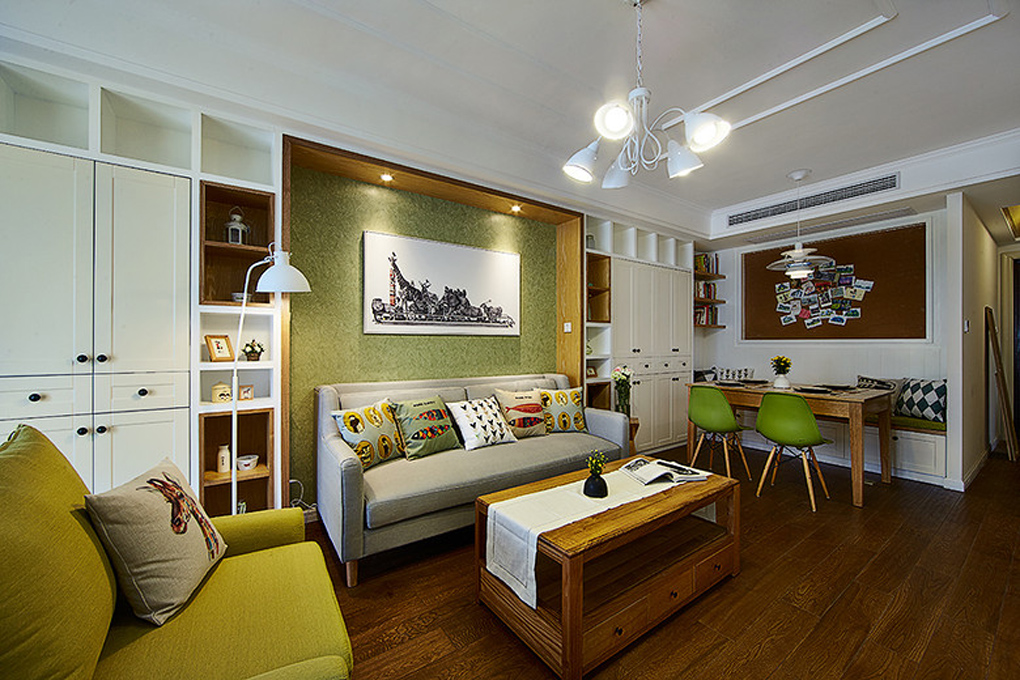 沙发背景墙采用果绿壁纸进行装饰,旁边定制了柜子可以储物还可美化