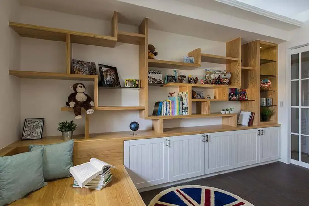 书房里,创造造型的展示柜让屋主收藏的公仔在展示时增添摆放的变化性.