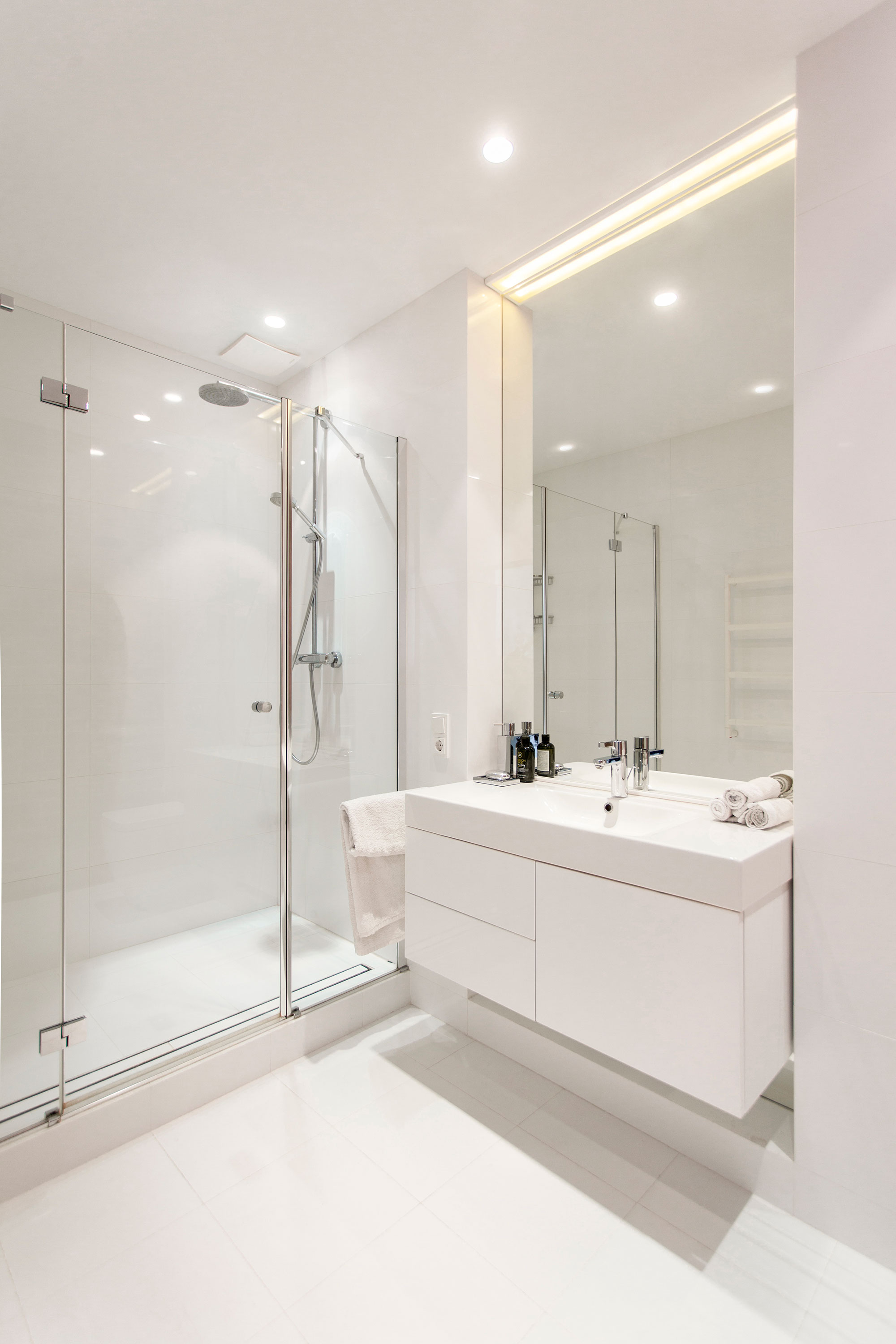 白色的卫生间呈现出纯净清爽之感,干湿分离的隔断设计清透又实用.