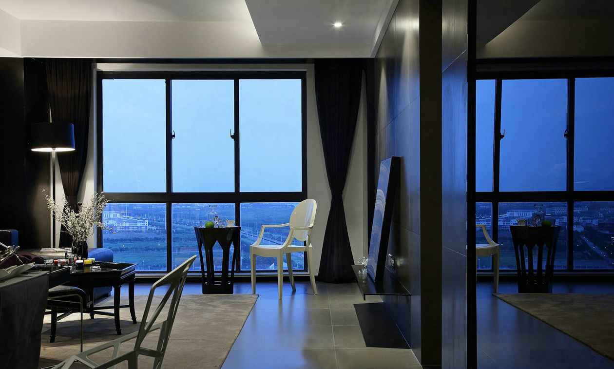 宽敞的客厅,大面积的落地窗,将夜晚滨江的美景揽入眼底,站在高处,心情