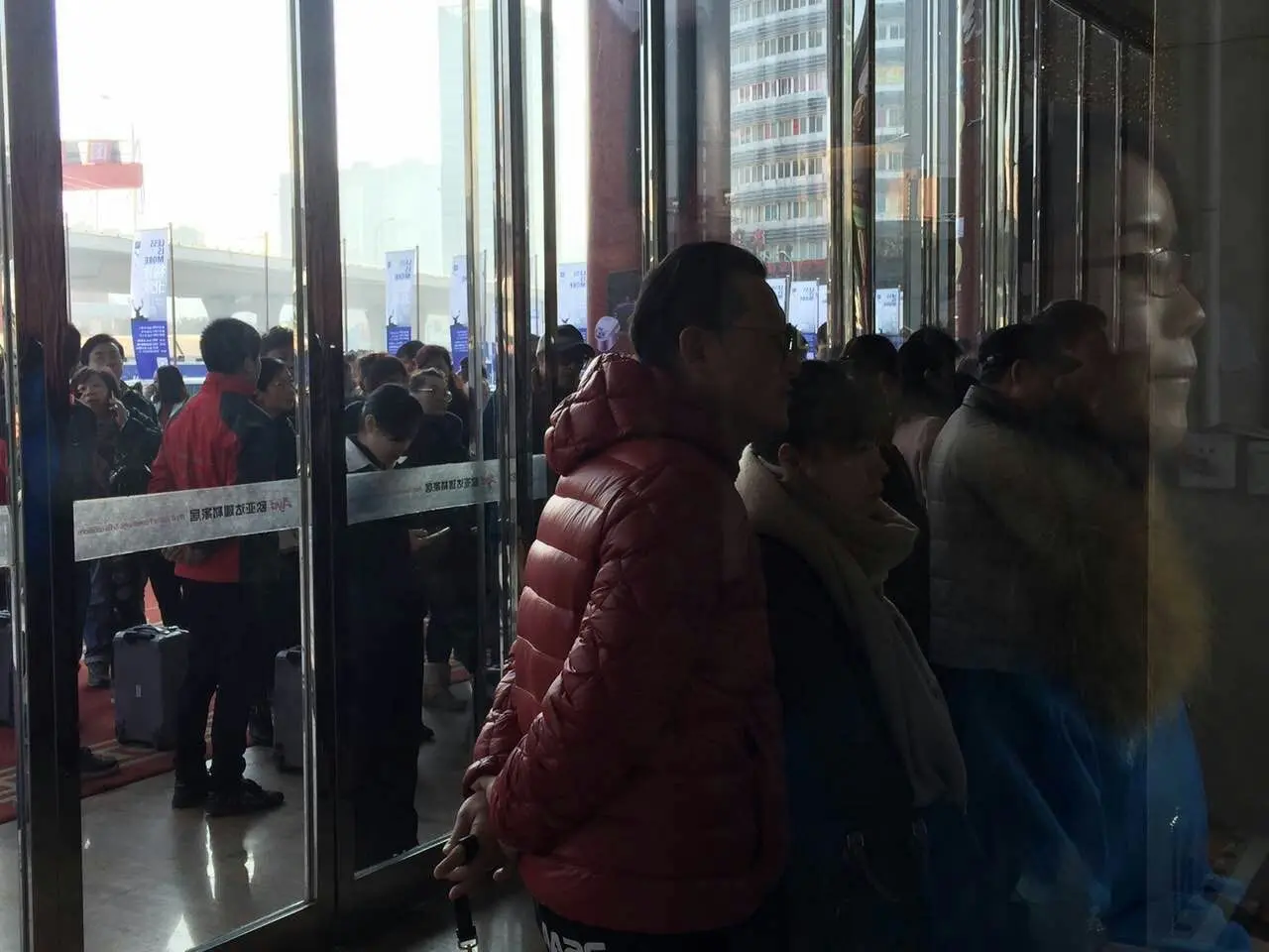 火爆上线 索菲亚2017开门红再掀人海