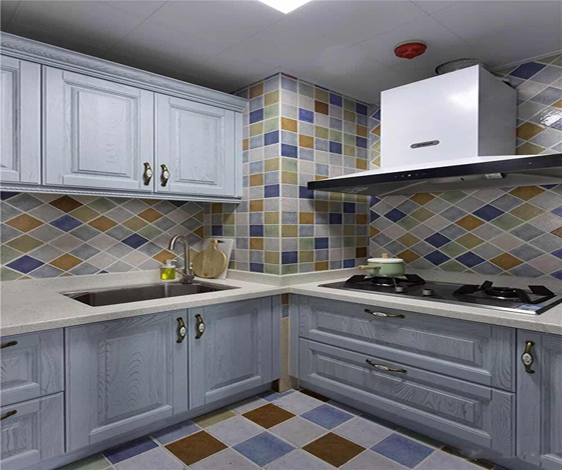 厨房地面与墙面通铺彩色马赛克瓷砖,配以淡蓝色的定制橱柜,清爽温馨