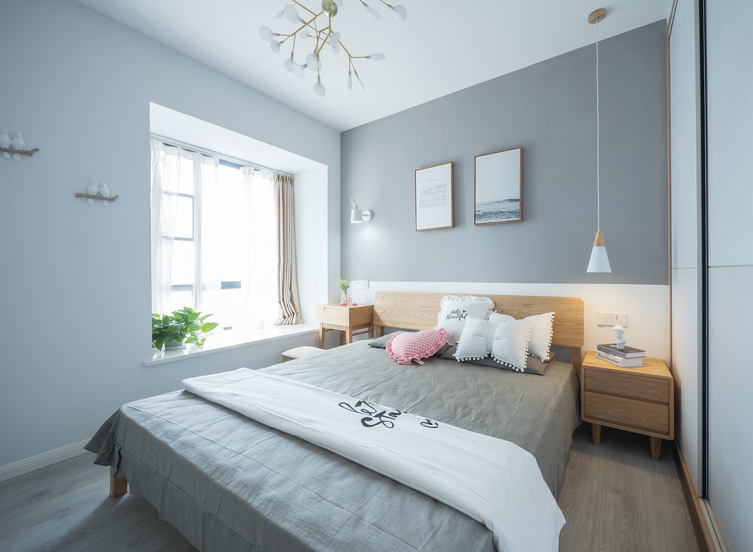 卧室色调偏灰色,造型简单,主要靠软装的搭配.