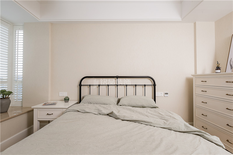 卧室小设计:米白色,房间空间比较小,买了成品柜子,颜色和空间很搭.
