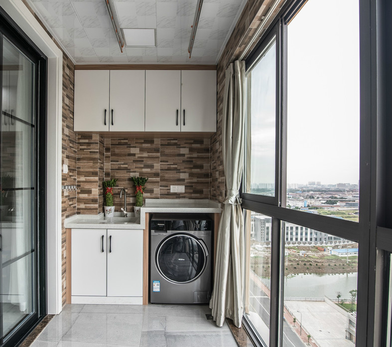 落地窗通透明亮,集收纳与洗衣一体的生活阳台,功能性更强.