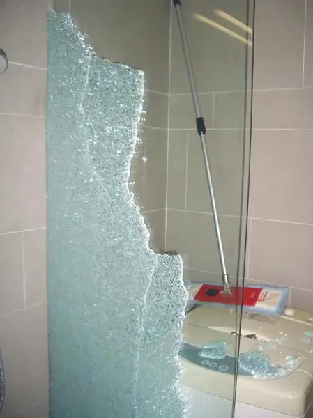 moma又一起卫生间玻璃推拉门爆碎事件,大家不能忽视玻璃安全隐患!