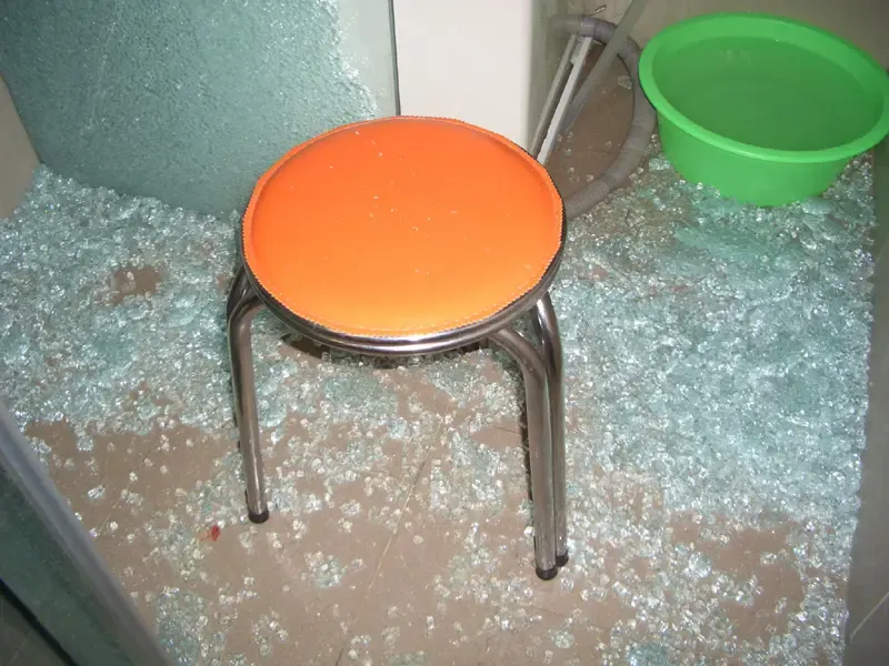 钢化玻璃的碎渣落了一地